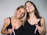 Zwei Frauen die gegen Krebs posen