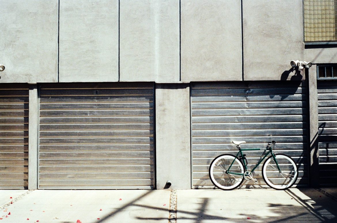 Fahrrad vor einer Garage