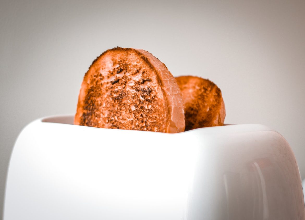 Brot in einem weißen Infrarot Toaster